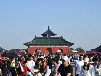 国庆假期北京天坛公园游人如织
