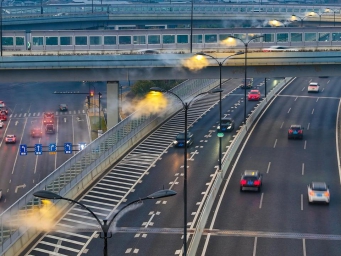 路灯变身“加湿器” 杭州部分高架路段上线“神器”应对马路扬尘