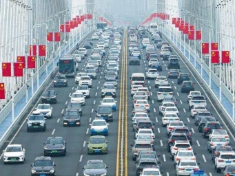 各地迎来国庆假期出行高峰